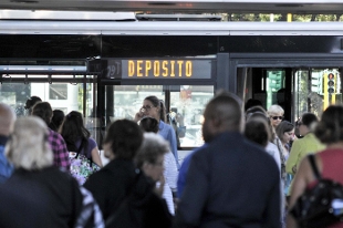 da www.rainews.it Roma, quarto giorno di sciopero selvaggio della TPL: attive solo 11 linee di bus. Gabrielli: “Più che l’utilizzo di strumenti forti come la precettazione dobbiamo trovare un’intesa con le organizzazioni sindacali” Tweet Roma Tpl, terzo giorno di sciopero selvaggio: pesanti disagi per il trasporto pubblico 26 novembre 2015 Quarto giorno di proteste, non autorizzate, per i lavoratori della rete Tpl di Roma che gestisce le linee periferiche del trasporto pubblico cittadino. L’Agenzia per la mobilità di Roma fa sapere che sono al momento attive 11 delle oltre cento linee della rete bus. Sulle recenti proteste del mondo […]