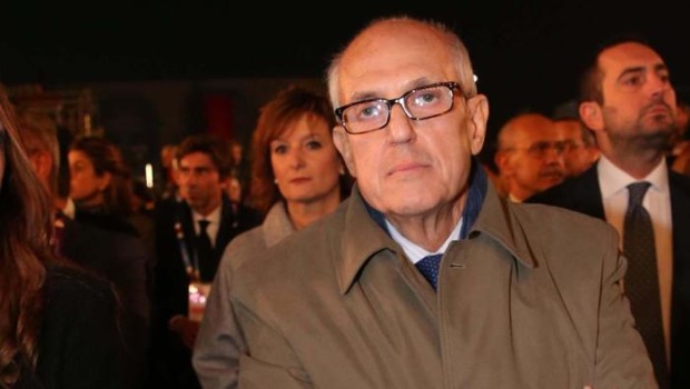 Redazione di Operai Contro, Tronca è il prefetto che ha organizzato la passerella dei padroni,politici e amministratori per l’Expo 2015 a Milano Ora Renzi lo ha nominato per sostituire Marino a Roma per il Giubileo Vi invio un articolo della stampa un lettore jacopo iacoboni Era solo quattro anni fa, ma c’è stato un momento in cui l’Unità e il Pd attaccarono molto duramente il neo commissario di Roma, Francesco Paolo Tronca. La storia è questa: nel maggio 2011 il giornale legato al Pd (e poi, ufficialmente, il partito in Parlamento) denunciò che Tronca, allora prefetto e capo del […]