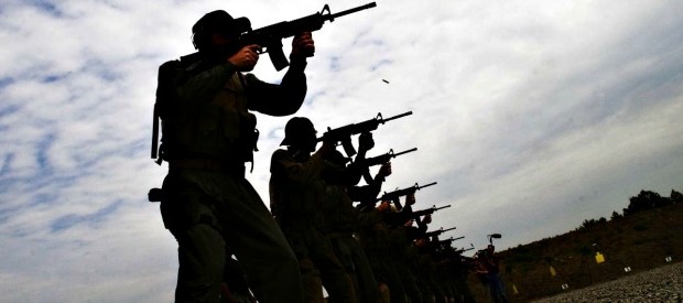 Redazione di Operai Contro, I padroni hanno fatto diventare legali le imprese di mercenari. Investire in eserciti di mercenari è un investimento che da profitti ai padroni L’esistenza di eserciti di mercenarii richiede la guerra. vi invio un articolo un vostro lettore C’è chi sostiene che gli eserciti più grandi al mondo non siano quelli degli Stati ma quelli privati. A giudicare dai numeri del colosso del settore, la G4S, l’affermazione è fondata: 6,8 miliardi il fatturato annuo, 620 mila i dipendenti globali. Nella propria presentazione, l’azienda inglese si descrive come il “principale gruppo di sicurezza integrata, specializzato nella […]