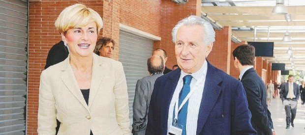 Redazione di Operai Contro, tutte le donne ministro di Renzi, hanno il padre industriale o banchiere. Meno male. Anche Renzi ha il padre che ha fatto i soldi dal niente. Noi operai non abbiamo in genere il padre industriale o banchiere. Noi operai non riusciamo mai a fare i soldi. Noi operai becchiamo solo le botte di Renzi. Un operaio Continua la galleria dei personaggi che emergono dalle telefonate dei leghisti intercettati.  Abbiamo già svelato i retroscena dell’accordo Lega-Pdl con le minacce di Berlusconi a Maroni di usare la clava mediatica contro il Carroccio, l’impegno leghista per aiutare l’imprenditore […]