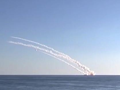 Redazione di Operai Contro, La Russia ha confermato di aver usato un sottomarino schierato nel Mediterraneo per colpire obiettivi in Siria nell’ambito della sua campagna militare a sostegno del regime di Bashar al-Assad.  Discutendo dell’operazione militare in Siria con il ministro della Difesa russo, Serghiei Shoigu, il leader del Cremlino (Putin) ha dichiarato: i missili Calibre e i razzi da crociera A-101 «possono essere armati sia con testate convenzionali sia con testate speciali, cioè quelle nucleari. I leccaculo della stampa occidentali danno la notizia. Altri civili saranno massacrati, ma per loro non ha  importanza, sono donne mussulmane e bambini […]