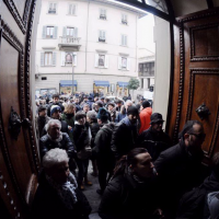 Redazione di Operai Contro, il padre del ministro Boschi è un uomo onesto. Lo garantisce la figlia. Renzi ha dimenticato di citare nelle grandi conquiste del suo governo, il salvataggio dei banchieri e delle banche e l’inculata ai risparmiatori. Un Toscano di Pisa dal fatto quotidiano “Ladri, ladri”! Con questo grido un gruppo di risparmiatori truffati da Banca Etruria in protesta ad Arezzo ha cercato di entrare dentro la sede centrale dell’istituto dopo aver colpito con i pugni più volte la porta a vetri d’ingresso. Alcuni hanno quindi provato a forzare anche il secondo accesso dopo aver guadagnato l’atrio, ma non […]