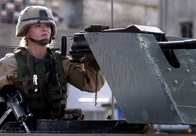 Redazione di operai contro, i padroni promuovono l’emancipazione femminile. Dopo gli imbecdilli nostrani che inneggiavano all’eroismo delle donne combattenti, ora anche i macellai USA si sono adeguati. Via libera alle donne in prima linea, in missioni di combattimento al fronte e in operazioni speciali Delta Force e Navy Seals. Cade l’ultimo cosi’ dei tabù nelle forze armate americane. Il segretario alla Difesa, Ash carter, annuncia la storica svolta ‘rosa’ delle forze armate americane. Il capo del Pentagono ha affermato che si comincia gia’ dall’inizio dell’anno prossimo. Carter ha citato il successo delle precedenti svolte storiche, inclusa quella sui gay. Evidentemente, dopo […]