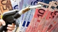 Caro Operai Contro, dal 1° gennaio 2017 aumenterà la tassa su benzina e gasolio. Lo aveva deciso il governo Letta con la legge di Stabilità nel 2014. Con questo aumento sui carburanti, nel biennio 2017-2018 lo Stato incasserà 220 milioni di euro in più con la Benzina, e 199 milioni di euro in più con il gasolio. Sarà coerente Renzi a togliere le gabelle messe da Letta, dopo aver soppiantato il suo governo? Oppure incasserà questa tassa, giustificandosi con il fatto di non averla messa lui? Dirà che serve per la ricostruzione post terremoto? Ma le tasse che ha […]
