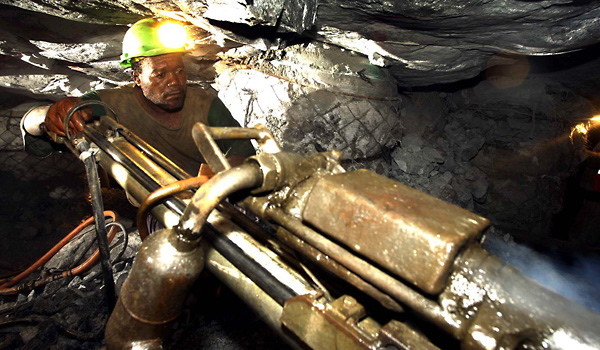 Redazione operai contro,   Matteo Renzi ogni giorno si dimostra soddisfatto di come vanno le cose e continua a ripetere che l’Italia è finalmente sulla buona strada dalla fuoriuscita della crisi economica. Renzi sostiene che è tornata la fiducia perché ci sono vari segnali incoraggianti fra cui la continua crescita del Pil o solo perché la spesa media dei consumi sotto periodo natalizio è aumentata del 5%.   Fuori dalla crisi? Chi se ne e’ accorto? Renzi, il suo governo e tutti i suoi amici padroni costruttori e venditori di armi per le guerre che ora stanno facendo affari […]