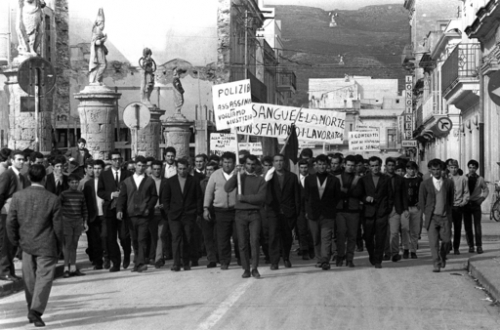 Tratto da Lotte Operaie n. 9 gennaio 1969 I braccianti del siracusano si trovavano in sciopero dalla metà del mese di novembre 1968. Rivendicavano condizioni di lavoro più umane; il rinnova del contratto di lavoro (1). Lunedì 2 dicembre 1968, mentre manifestavano in corteo lungo le vie di accesso ad Avola, vengono presi a colpi d’arma da fuoco dalla polizia, che in grandi forze era accorsa da tutta l’isola. Due giovani braccianti vengono uccisi, mentre altri cinquanta restano feriti, dei quali alcuni molto gravemente.  È un altro anello che si aggiunge alla lunga catena di eccidi, commessi dalla polizia […]