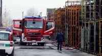 da Repubblica di STEFANO PAROLA ore 19.2 del 9 dicembre 2015 Degenera l'”assemblea permanente” degli operai Bienne, storica fabbrica di vernici distrutta due anni fa da un incendio e in attesa della cassa integrazione straordinaria. Arrivano i carabinieri, tre quarti d’ora di trattativa La richiesta per ottenere la cassa integrazione straordinaria è partita a febbraio, ma ancora non si è mosso nulla. Così dieci degli 80 addetti della Bienne di Moncalieri, storica fabbrica di vernici, hanno deciso di occupare gli uffici della propria azienda. “E’ assurdo che il ministro del Lavoro Poletti, mentre continua a proporre novità legislative, impieghi […]