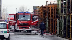 da Repubblica di STEFANO PAROLA ore 19.2 del 9 dicembre 2015 Degenera l'”assemblea permanente” degli operai Bienne, storica fabbrica di vernici distrutta due anni fa da un incendio e in attesa della cassa integrazione straordinaria. Arrivano i carabinieri, tre quarti d’ora di trattativa La richiesta per ottenere la cassa integrazione straordinaria è partita a febbraio, ma ancora non si è mosso nulla. Così dieci degli 80 addetti della Bienne di Moncalieri, storica fabbrica di vernici, hanno deciso di occupare gli uffici della propria azienda. “E’ assurdo che il ministro del Lavoro Poletti, mentre continua a proporre novità legislative, impieghi […]
