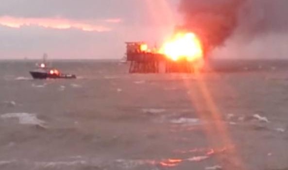 Redazione, Sono 29 gli operai morti dopo il mega incendio su una piattaforma petrolifera del Mar Caspio. In Italia come in tutti i paesi del mondo la vita degli operai per i padroni non vale niente. 29 operai sono stati bruciati vivi Un operaio