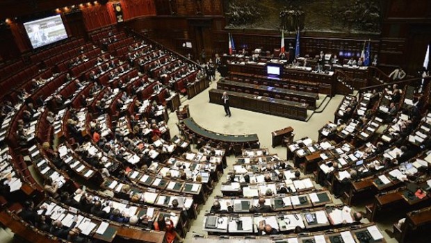 Caro Operai Contro, la banda Renzi ha avviato un’altra operazione di propaganda elettorale  con la “carta famiglia”, che dovrebbe andare in soccorso alle famiglie numerose, con tre o più figli minorenni a carico. L’entità dello stanziamento di questo “soccorso”, il numero della famiglie potenziali fruitrici, per ora sono sconosciuti, l’unica certezza è, chi farà richiesta della carta famiglia, dovrà pagarne “il costo di emissione”. Bisogna avere il filo spinato sullo stomaco come Renzi, per vendere la bufala che i ”bisognosi”, siano solo nelle famiglie con 3 o più figli, considerando anche che: “Le coppie con figli minorenni sono in […]