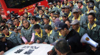Secondo l’ong China Labour Bulletin – di Hong Kong – gli scioperi e le proteste a livello nazionale sono quasi raddoppiate nei primi 11 mesi del 2015 a 2.354 da 1.207 nello stesso periodo del 2014. Il Ministero del Lavoro cinese dice che 1,56 milioni di casi di cause sul lavoro sono state accettate per mediazione nel 2014, rispetto agli 1,5 milioni nel 2013. Nel silenzio generale, dunque, i lavoratori cinesi continuano quelle lotte che hanno caratterizzato gli anni scorsi, portando anche ad importanti risultati, sotto il punto di vista degli aumenti salariali e dei diritti sindacali. La Cina […]