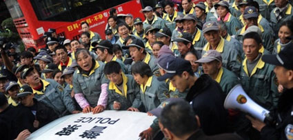 Secondo l’ong China Labour Bulletin – di Hong Kong – gli scioperi e le proteste a livello nazionale sono quasi raddoppiate nei primi 11 mesi del 2015 a 2.354 da 1.207 nello stesso periodo del 2014. Il Ministero del Lavoro cinese dice che 1,56 milioni di casi di cause sul lavoro sono state accettate per mediazione nel 2014, rispetto agli 1,5 milioni nel 2013. Nel silenzio generale, dunque, i lavoratori cinesi continuano quelle lotte che hanno caratterizzato gli anni scorsi, portando anche ad importanti risultati, sotto il punto di vista degli aumenti salariali e dei diritti sindacali. La Cina […]