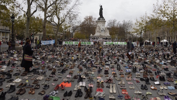 Redazione di Operai Contro, Come ho già scritto in un’altra occasione, http://www.operaicontro.it/?p=9755725522, le conferenze sul clima sono dei rituali che si ripetono periodicamente, i più grandi inquinatori del Pianeta per un certo tempo si scoprono ecologisti e si preoccupano delle sorti della Terra. Anche la conferenza di Parigi non fa eccezione, i capi di stato di quasi duecento paesi mondiali, seguiti da codazzi di esperti e scienziati, si stanno riunendo per cercare, così ci dicono, delle soluzioni al riscaldamento globale. Certo fa senso sentir parlare di ecologia ad uno come il Renzi, che vuole annullare i referendum contro le […]