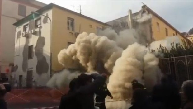 Caro Operai Contro, la “buona scuola” di Renzi crolla letteralmente senza bisogno di terremoti e bombardamenti. Come è possibile che edifici costruiti negli anni ’60 e ’70 si sbriciolino su se stessi da un momento all’altro? I predecessori di Renzi invece del cemento hanno messo terra e sputo, e i soldi per il cemento li hanno messi in tasca dividendoli con i padroni costruttori. Renzi continua la loro opera. Per “risparmiare”, non demolisce le strutture fatiscenti, tantomeno le fa sistemare, evidentemente spera che questi crolli provochino un po’ di morti, giusto per sfoltire le fila degli insegnanti, o casualmente […]