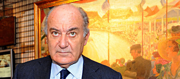 dal Fatto quotidiano “Questo pomeriggio non riusciamo a passarle nessuno, quelli dell’ufficio stampa sono tutti fuori”, rispondono dal centralino del Censis. Recuperato per altra via il numero dell’interno, qualcuno a dire il vero c’è. Ma a presentarsi come ilfattoquotidiano.it sbattono subito giù la cornetta, senza nemmeno ascoltare quale sia la domanda. Del resto sanno che gli chiederemo conto dei progetti a cui collabora Giulio De Rita, uno dei sette figli di Giuseppe De Rita, presidente da oltre 40 anni dello stesso Censis. Anche lui finito a lavorare, seppure attraverso una società esterna, per l’istituto di ricerca socio-economica guidato da papà. Così come suo fratello Giorgio, […]