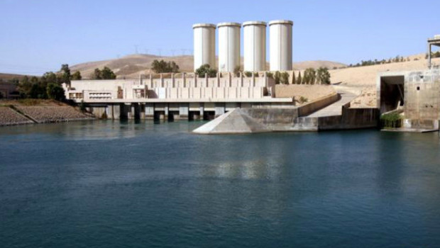 Redazione di Operai contro, Ho scritto del caso dell’Eni in Libia (OC n° 251), ora abbiamo un altro esempio. La vicenda è quella di un’azienda italiana che si è aggiudicata l’appalto per riparare la diga sull’Eufrate che si trova a 50 km di Mosul in Iraq. La diga in questione, costruita da Saddam nel 1983, è stata presa dai Peshmerga curdi, fino ad agosto scorso era in mano all’Isis. Fu allora che venne danneggiata pesantemente in seguito ai bombardamenti Usa. Ora va aggiustata. Normale, no? Prima si bombarda, poi si ripara. Per la ditta italiana, gruppo Trevi di Cesena, […]