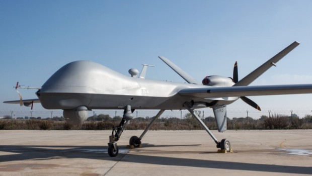 Per la prima volta il racconto e le immagini delle missioni dell’Aeronautica sui territori controllati dal Daesh. Per individuare le postazioni dei guerrieri dell’Is. E raccogliere informazioni sul potere dello Stato Islamico in Iraq di Gianluca Di Feo 10 dicembre 2015 I posti di blocco dei miliziani, dominati da gigantesche bandiere nere, che controllano le strade dell’Iraq settentrionale. Le officine in cui preparano le loro armi. Le installazioni petrolifere che finanziano le attività terroristiche. L’addestramento dei combattenti e i bambini fatti marciare con il fucile sulla spalla. È la vita quotidiana del Califfato, ripresa da 4mila metri d’altezza dai […]