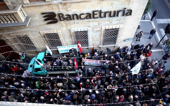 Redazione di O.C. “La casta colpisce ancora. Boschi e Renzi fuori i soldi”, con questo striscione alcuni militanti di centri sociali di Milano hanno denunciato, fuori dalla sede milanese della banca Etruria, tutta la loro avversione contro il decreto salva banche del governo Renzi. Imbrattando, con lanci di vernice le vetrine e i bancomat della banca, gridando slogan contro le banche e il governo, le vere associazioni a delinquere al servizio dei padroni. Il decreto, che di fatto a concesso il salvataggio della banca del padre del ministro Boschi, ha permesso alle banche un ulteriore salvataggio dei loro profitti. […]