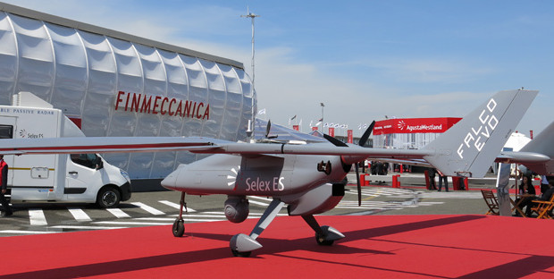 Caro Operai Contro, come hai scritto continua la strage di civili, con la benedizione natalizia del Papa. Dopo 240 milia civili massacrati dai bombardamenti di Assad, altre centinaia uccisi in due mesi dai bombardamenti di Putin. In Siria per combattere i gruppi della resistenza ad Assad, continua la strage di civili, da parte di Assad, della Russia, degli Usa, della Francia e dell’Inghilterra. L’Italia manda i droni che forniscono le coordinate per radere al suolo i civili con le loro città, per mettere in difficoltà la resistenza ad Assad.   Da Adnkronos: 23 dicembre 2015 “Centinaia di civili” sono […]