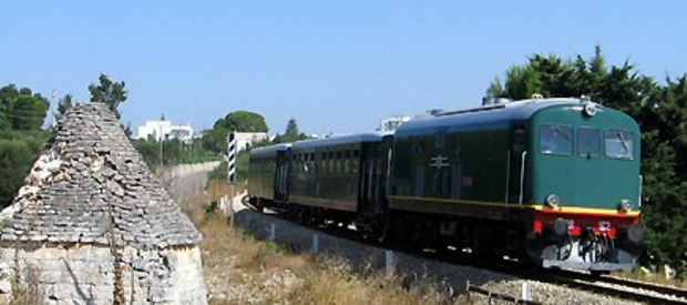 Redazione di Operai Contro, non occorreva essere ingegneri per accorgersi che da oltre venti anni le Ferrovie del Sud-Est non funzionavano Fino ad oggi nessun politico e amministratore ha parlato, mangiavano. I poveri cristi o si compravano l’automobile o andavano a piedi. In Italia non è l’unico caso. Padroni e politici giocano nella stessa squadra di ladri Vi invio un articolo del fattoquotidiano Un lavoratore di Nardò   Binari senza gloria. Quelli che attraversano 85 comuni pugliesi lungo 474 chilometri, da Bari a Gagliano del Capo. Quelli delle Sud-Est, la rete ferroviaria regionale più estesa di tutta Italia con […]