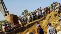 Caro Operai Contro, mentre le parole del Papa, suonano sempre più come una recita fuori dal mondo reale, continua il massacro operaio come hai dato notizia con il crollo di una miniera di gesso in Cina, con 19 morti. Ieri è toccato agli operai in Birmania, dove è franata una miniera di giada, almeno 55 fra morti e dispersi. Anche a novembre 115 minatori erano morti durante l’attività estrattiva in Birmania. Ti allego una nota de La Stampa. Saluti da un lettore.   In Birmania nuova frana in una miniera di giada: cinque dispersi, si temono oltre 50 morti […]