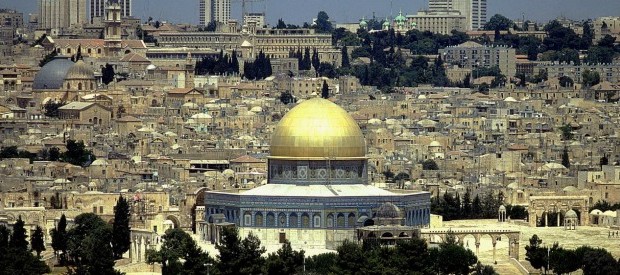 Redazione di Operai contro, Il giorno di Natale il Papa ha lanciato un appello per la pace in Medio Oriente, con un riferimento specifico alla Palestina: “Dove è nato Gesù”, ha detto il Pontefice, “continuano tensioni e violenze e la pace rimane un dono da invocare e da costruire”. Ma santità quali tensioni e violenze, forse dovevi parlare delle stragi dei palestinesi ad opera di polizia ed esercito Israeliano Dall’inizio di ottobre i padroni Israeliani hanno ucciso 135 palestinesi Negli ultimi 50 anni milioni di Palestinesi sono stati costretti a scappare e sono stati uccisi Smettiamola santità di dire […]