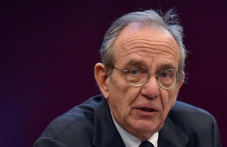 Redazione di Operai Contro, Padoan l’affamatore di operai e pensionati non parla più di ripresa. Le fabbriche continuano a chiudere e i pensionati a fare la fame. Padoan esaltava la capacità  di risparmio dei poveri cristi. Li ha inculati senza pieta.  Ora cinguetta con il suo boss Renzi: “Stiamo studiando delle misure di tipo umanitario che vanno incontro alle necessità delle fasce più deboli di risparmiatori coinvolti in queste operazione di risoluzione (cioè il salvataggio, ndr), E’ meglio che i piccoli risparmiatori mettano le mani sul culo Le banche in fallimento,  il padre della ministra Boschi possono continuare a […]