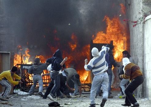 DA INFOAUT.ORG n tutti i territori palestinesi occupati prosegue la rivolta popolare e ogni giorno le cronache raccontano di scontri, incursioni e resistenza. Dalle prime settimane di ottobre oltre 110 sono stati i palestinesi uccisi, 19 gli israeliani. Solo durante il fine settimana appena trascorso a Gerusalemme un palestinese è stato ucciso nei pressi di Damascus Gate, mentre un altro veniva colpito a morte al vicino check-point di Hizma. Nelle stesse ore, vicino all’insediamento di Ofra, nella zona di Ramallah, un altro veniva ucciso in auto mentre, appena un’ora prima, nel villaggio di Abud, soldati israeliani colpivano a morte […]