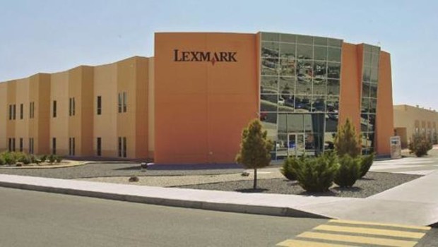 Redazione di Operai Contro, IN TUTTO IL MONDO SI SVILUPPA LA LOTTA DEGLI OPERAI. SI AVVICINA LA COSTRUZIONE DEL PARTITO OPERAIO NEL MONDO UN OPERAIO LA STAMPA filippo fiorini buenos aires I novanta dipendenti dello stabilimento Lexmark di Ciudad Juarez, appena licenziati per rappresaglia dalla compagnia, vogliono essere ricevuti da Papa Francesco, quando tra circa due mesi dirà messa in città. Le loro richieste non erano affatto esorbitanti: volevano costituirsi in un sindacato indipendente, ridurre gli standard di produzione che considerano estenuanti, vedere nero su bianco le ferie annue e ricevere un aumento di 6 pesos al giorno, 32 […]