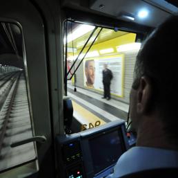 Redazione di Operai contro, i sindacati FILT CGIL, FIT CISL, UILTRASPORTI, FAISA CISAL e UGL FNA e i padroni ci hanno fatto il regalo di Natale E’ stato firmato, dopo 7 anni di trattative, il contratto collettivo nazionale del Trasporto pubblico locale. Lo fa sapere la Fit-Cisl: “un successo sindacale di straordinaria importanza, soprattutto in questa fase storica”, lo ha definito il segretario generale Giovanni Luciano. “La conclusione positiva di questa vicenda – commenta Luciano – è un successo sindacale di straordinaria importanza, soprattutto in questa fase storica”. “Nel momento in cui in tanti provano a delegittimare la contrattazione […]