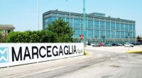 GAZOLDO DEGLI IPPOLITI. Dramma sul lavoro alla Marcegaglia. Un dipendente dello stabilimento di Gazoldo è morto in mattinata in seguito a un incidente avvenuto sul lavoro. La vittima aveva 45 anni. Secondo le prime scarne informazioni, la causa del decesso sarebbe un trauma cranico subito dal dipendente con un macchinario. Sul posto sono intervenuti i soccorsi inviati dal 118. Il personale ha tentato inutilmente di rianimare l’uomo per quasi un’ora. Nello stabilimento di via Bresciani 16 sono arrivati anche i carabinieri e i tecnici di medicina del lavoro dell’Asl. L’incidente è avvenuto attorno alle 10. Pubblichiamo la dichiarazione di […]