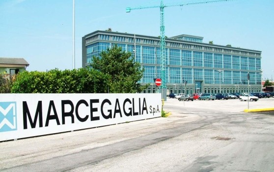 GAZOLDO DEGLI IPPOLITI. Dramma sul lavoro alla Marcegaglia. Un dipendente dello stabilimento di Gazoldo è morto in mattinata in seguito a un incidente avvenuto sul lavoro. La vittima aveva 45 anni. Secondo le prime scarne informazioni, la causa del decesso sarebbe un trauma cranico subito dal dipendente con un macchinario. Sul posto sono intervenuti i soccorsi inviati dal 118. Il personale ha tentato inutilmente di rianimare l’uomo per quasi un’ora. Nello stabilimento di via Bresciani 16 sono arrivati anche i carabinieri e i tecnici di medicina del lavoro dell’Asl. L’incidente è avvenuto attorno alle 10. Pubblichiamo la dichiarazione di […]