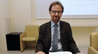 Redazione, La Bocconi continua a sfornare eroi del lavoro. Stavolta è il turno di Maurizio Del Conte, che alla Bocconi ci insegna ed è co-autore del jobs act. Del Conte ci parla del “lavoro agile”: con agilità partirà nel 2016 la nuova agenzia di collocamento da lui diretta, l’ANPAL. E dall’alto di volumi e compendi sul lavoro salariato degli operai, serenamente ci spiega che “ormai i lavori usuranti stanno sparendo”, che “i macchinari si spostano con un telecomando”, che “il fordismo è superato” e con citazioni degne del miglior operaismo postmoderno ci annuncia un mondo del lavoro “fuori dal […]