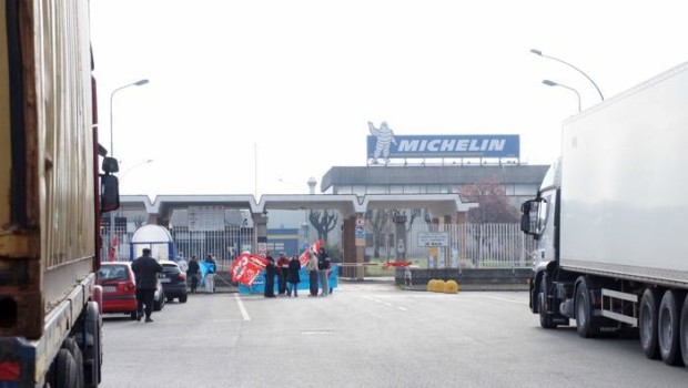 Redazione di Operai Contro, neanche per sbaglio la Magistratura li condanna. Ad ammazzare gli operai, si corre meno rischi che ad ammazzare un cane Vi invio un aricolo della Stampa Un ex operaio Michelin silvana mossano alessandria Tutti assolti, «il fatto non sussiste». È la sentenza pronunciata questa mattina dal giudice del tribunale di Alessandria Milena Catalano, dopo due anni e mezzo di processo alla Michelin di Spinetta Marengo, in cui 5 ex dirigenti rispondevano di lesioni e omicidi colposi per la malattia e la morte di ex operai (nel capo d’imputazione sono indicati 12 morti e 20 malati) […]