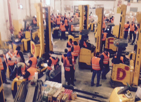 Cara Redazione, venti giorni fa avevano bloccato il magazzino, con i Tir fermi ai cancelli, i carabinieri in azienda e il prefetto Francesca Ferrandino costretto a intervenire per calmare le acque. Ieri mattina in una cinquantina si sono radunati davanti alla Direzione provinciale del lavoro, in via Novelli, e hanno fatto capire che non hanno intenzione di rinunciare ai loro diritti. Sono gli oltre 200 lavoratori della ex Kuehne&Nagel, oggi Kamila, di Brignano Gera d’Adda, la base logistica che serve la grande distribuzione. Qui arrivano molti dei prodotti che finiscono sugli scaffali dei supermercati della provincia. E questo è […]