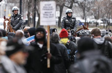 Redazione di Operai Contro, molte volte avete denunciato le esecuzioni di neri negli USA ad opera della polizia dei padroni americani. I poliziotti sono ormai sicuri dell’impunità garantita dallo stragista Obama. Un agente spara e uccide due afroamericani, un ragazzo e una donna. L’esecuzione arriva nel mezzo dell’indagine federale nei confronti del Dipartimento di Polizia della città e a pochi giorni da nuove e forti proteste contro gli agenti e il sindaco Rahm Emanuel. Tutto è avvenuto nelle prime ore del mattino. Una squadra della polizia ha risposto a una chiamata ed è intervenuta, trovandosi di fronte un “soggetto […]