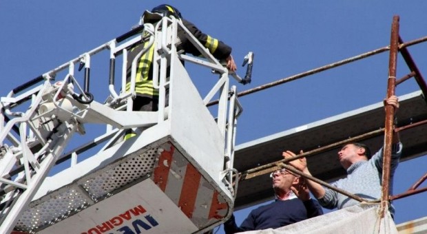 TARANTO – Hanno trascorso la notte sull’impalcatura del Palazzo degli Uffici in ristrutturazione gli otto operai di «Taranto Isolaverde», società partecipata della Provincia, ora in liquidazione, che protestano per richiamare l’attenzione sulla loro situazione occupazionale. Uno di loro è caduto dal ponteggio al piano inferiore ed è stato soccorso dal 118. Ha perso conoscenza, ma – a quanto si è appreso – le sue condizioni non destano preoccupazione. Questa mattina alcune decine di operai hanno bloccato il lungomare nel tratto all’altezza di Palazzo del Governo. La zona è presidiata dalle forze dell’ordine. I licenziamenti collettivi dei 231 lavoratori dovevano […]