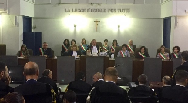 Redazione di Operai Contro, il processo ai padroni e ai dirigenti dell’ILVA non si farà mai. La magistratura dei padroni lavora con metodo Un operaio dell’ILVA   MIMMO MAZZA TARANTO – Il processo al disastro ambientale provocato dall’attività dello stabilimento siderurgico Ilva torna all’udienza preliminare, iniziata il 19 giugno del 2014 e conclusasi faticosamente lo scorso 23 luglio. Lo ha deciso la corte d’assise in quella che, dopo due udienze vanificate prima da un difetto di notifica e poi dall’astensione dei penalisti, doveva essere la prima vera udienza. Invece, per tre errori formali (chiamiamoli con il proprio nome: tre […]