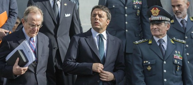 Redazione di Operai Contro, è stato un anno faticosissimo per Renzi e Padoan. Si sono fatti in quattro per servire padroni e finanzieri. L’ultimo servizio è stato quello di salvare il culo ai padroni evasori fiascali. Un amico dal fatto quotidiano La prima condanna è stata annullata il giorno stesso dell’entrata in vigore delle nuove norme, l’1 ottobre. “Il fatto non è più previsto dalla legge come reato”, ha sancito la Cassazione mandando assolto un imprenditore che in appello si era visto invece confermare un anno di carcere per dichiarazione infedele. Uno dei decreti attuativi della delega fiscale, varato durante […]
