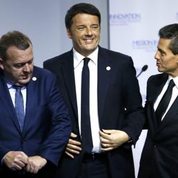 Redazione di Operai Contro, avete ragione Renzi è un delinquente sbruffone. “È il momento di fare la nostra parte e l’Italia ha le carte in regola». A dirlo è il presidente del Consiglio italiano, Matteo Renzi, intervenendo oggi alla plenaria della Cop21, la conferenza sul clima delle Nazioni Uniti in corso a Parigi. L’Italia, ha ricordato il premier alle delegazioni presenti, «è all’avanguardia in tanti settori, dalla green economy alla geotermia», come confermano «il 43% delle energie rinnovabili nelle produzioni elettriche» e il primato mondiale «nel contributo fotovoltaico nel mix elettrico nazionale», circa l’8 per cento. Concreto anche lo […]