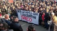 dal Fattoquotidiano Hanno montato i gazebo e apparecchiato le tavole, portato vino e caffè per scaldarsi, e appeso qualche decorazione per creare l’atmosfera. “Ci hanno rubato il Natale, ma noi lo festeggeremo lo stesso, davanti alla nostra fabbrica“. Non abbandonano l’azienda nemmeno per le feste i 558 operai della Saeco, storico produttore di macchine da caffè, con sede a Gaggio Montano, sull’Appennino bolognese. Qui i lavoratori sono in presidio permanente, 24 ore su 24, da fine novembre, da quando la Philips, multinazionale proprietaria del marchio, ha annunciato 243 esuberi e lo spostamento di parte della produzione in Romania, dove […]