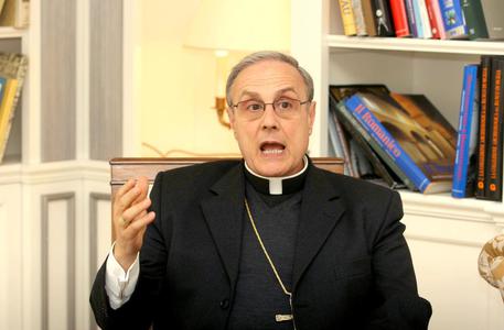 Redazione di Operai Contro, oltre il fascicolo di Mafia capitale, i giudici devono aprire il fascicolo mafia vaticano Cardinali e vescovi rubano ai poveri Francesco che fai? Processi i giornalisti che hanno pubblicato le notizie di Mafia-vaticano ? Un lettore Cronaca ANSA MARSALA (TRAPANI) – Il vescovo di Mazara del Vallo, Domenico Mogavero, è indagato a Marsala per appropriazione indebita. A Mogavero, ex sottosegretario della Cei, è stato notificato oggi un avviso di garanzia. Indagato anche don Franco Caruso, ex economo della stessa Diocesi, il cui incarico non è stato più rinnovato da Mogavero quando questi, tra aprile e maggio […]