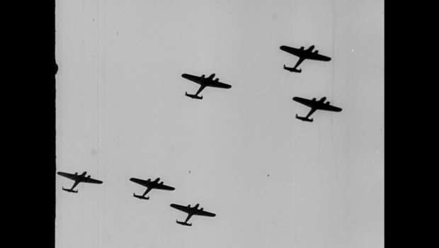 Redazione di Operai Contro, anche il parlamento dei padroni tedeschi ha votato per bombardare i civili in Siria. La Germania prenderà parte ai raid in Siria in chiave anti-Isis. Il Bundestag ha approvato ad ampia maggioranza l’intervento militare: sui 598 presenti hanno votato a favore 445 deputati, mentre 146 sono stati i voti contrari e 7 gli astenuti. A favore del dispiegamento di 6 caccia Tornado, di un Airbus cisterna, di una fregata della Marina e dell’invio di 1.200 soldati hanno votato i partiti della coalizione di governo, l’alleanza Cdu-Csu della cancelliera Angela Merkel, e l’Spd, mentre tutta l’opposizione in blocco ha votato […]