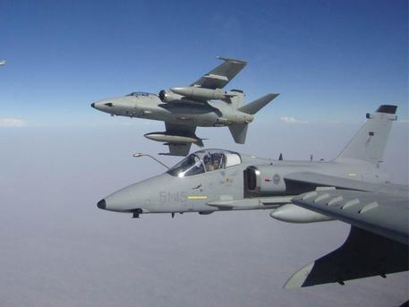 Redazione di Operai Contro, Renzi, il rappresentante dei padroni italiani, è deciso a riconquistare le colonie. l’Italia dei padroni vuole il suo posto al sole. – E’ stato rafforzato il contigente militarer che con gli USA occupa l’Afghanistan – Un nuovo contigente militare è stato inviato in Iraq – In Siria ghli aerei da ricognizione italiani sono ben integrati nei bombardamenti ai civili Siriani – E’ stato rafforzato il contigente militare in Libano – in Kossovo le truppe italiane sono inamovibili Renzi sta muovendo le sue forze per l’attacco alla Libia. La Difesa ha disposto lo schieramento di  aerei […]