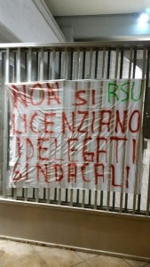 Redazione  di Operai Contro, il delegato Luca Fiorini è stato sospeso dai padroni della Basell durante la contrattazione Questa sospensione è una rivalsa per i mancati licenziamenti dello scorso 10 dicembre. L’azienda aveva messo a casa senza preavviso due lavoratrici, motivando il provvedimento con la necessità di contenere i costi. I sindacati Filctem-Cgil, Femca-Cisl e Uiltec-Uil hanno dichiarato uno sciopero spalmato in cinque giorni Un operaio della Basell          