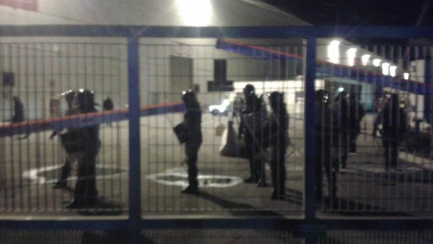 Redazione, Cariche a freddo dei carabinieri : un operaio in ospedale e due sul tetto. Stamane un bilico ha forzato il blocco rischiando di investire il picchetto. In serata è arrivato anche il questore di Parma. I carabinieri si sono posizionati all’interno della fabbrica, vogliono fare passare con la forza i camion bloccati. Gli operai hanno deciso di proseguire ad oltranza,anche per questa notte. Seguiranno aggiornamenti.