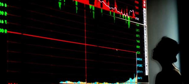 Redazione di Operai Contro, le bische dei padroni crollano. La merda delle bische invade città e campagne.  Ormai i Venerdì neri delle bische non hanno fine. Solo gli imbecilli in Italia possono continuare a parlare di ripresa. La loro ripresa vuol dire più sfruttamento e fame per gli operai di tutto il mondo. La loro  ripresa è l’aumento dello sfruttamento e dei loro furti. Nelle bische i padroni giocano con pezzi di carta che dovrebbe rappresentare la proprietà delle aziende. Nelle borse i padroni si giocano il sangue degli operai. Nelle bische in pochi secondi si bruciano miliardi. Miliardi […]