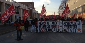 Caro Operai Contro, Caprotti è il padrone di Esselunga. Caproni sono invece gli esponenti del sindacalismo compiacente che, invece di promuovere lotte per arrivare ad una chiusura del rinnovo del contratto nazionale di categoria, vanno a braccetto col padrone ed alla Esselunga concordano il lavoro di domenica e nei giorni festivi, per migliorare “l’efficienza organizzativa e la produttività aziendale”. “Un’intesa innovativa come scrive nel sottotitolo l’Eco di Bergamo che qui allego. Saluti da Palazzago Bg   Domenica al lavoro, ma non tutti. Esselunga, un’intesa innovativa Si tratta di un accordo sperimentale e fortemente innovativo, che prevede una programmazione trimestrale […]