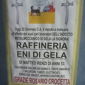 DALLA REPUBBLICA Quarto giorno di protesta a Gela dei lavoratori del petrolchimico dell’Eni che mantengono i blocchi alle vie di accesso alla città per sollecitare il rilascio delle autorizzazioni ministeriali che consentirebbero l’utilizzo di investimenti per 2,2 miliardi dell’Eni in Sicilia, l’apertura dei cantieri per la riconversione “green” della raffineria e la produzione di bio-carburanti. Dopo il nulla di fatto del tavolo di lavoro convocato, ieri sera, a Palermo, dal governatore, Rosario Crocetta, l’attenzione è rivolta a Roma da dove si attende una iniziativa del governo Renzi e dove si reca oggi il sindaco, Domenico Messinese, per un confronto […]