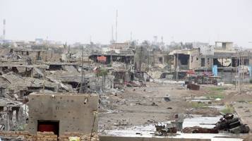 Redazione di Operai Contro, da una settimana gli USA e le truppe mercenarie vengono presentati come i vincitori della battaglia, ma non è vero. Ramadi è stata ridotta ad un cumulo di macerie dai bombardamenti USA. Centinaia di donne, uomini e bambini sono stati massacrati. Ma i 10000 mercenari del dittatore di Bagdad, migliaia di mercenari USA, mercenari Iraniani,mercenari Curdi, non riescono a ” liberare” tutte le macerie di Ramadi. Nella città di Ramadi vi sono ancora almeno 700 miliziani dello Stato Islamico (Isis). Ad ammetterlo sono fonti irachene, citate dalla Bbc, secondo le quali i jihadisti si sono […]